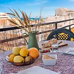 Apartment Steps From The With Pool & Parking Marbella