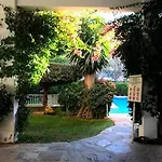 Apartment Steps From The With Pool & Parking *