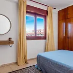 Apartment Steps From The With Pool & Parking *