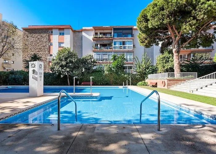 Steps From The With Pool & Parking * Marbella