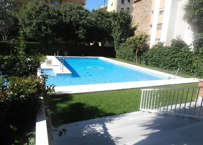 Steps From The With Pool & Parking * Marbella