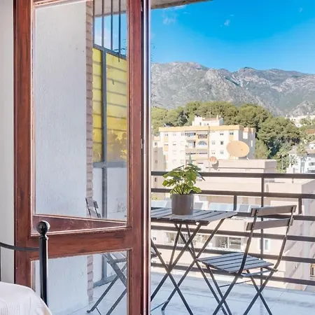 Steps From The With Pool & Parking Apartamento