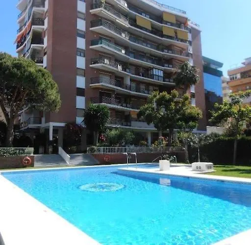 Steps From The With Pool & Parking Apartamento