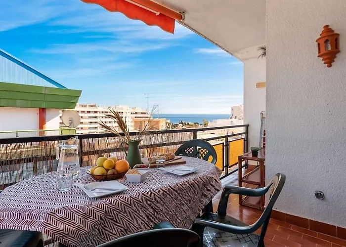 Apartamento Steps From The With Pool & Parking *