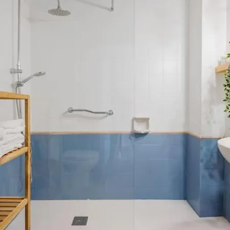 Steps From The With Pool & Parking Marbella