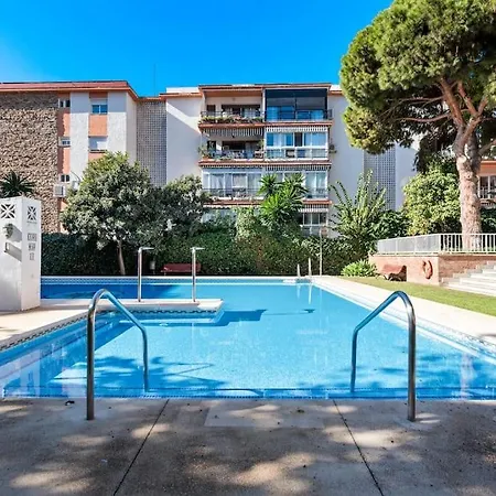 Steps From The With Pool & Parking * 마르베야