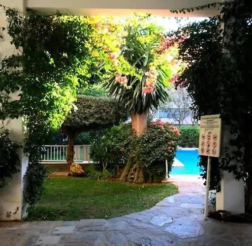 Апартаменты Steps From The With Pool & Parking *