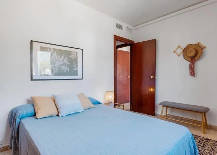 Апартаменты Steps From The With Pool & Parking *