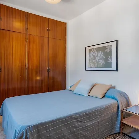 Steps From The With Pool & Parking דירה *